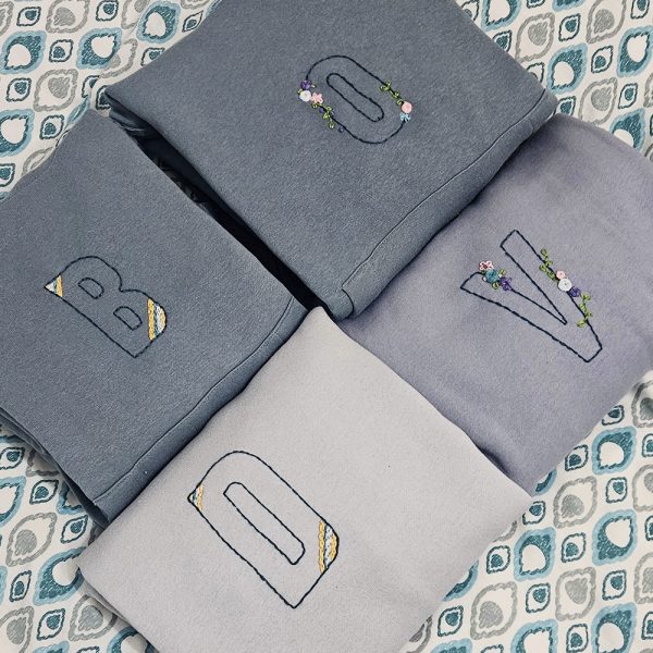 Sudadera personalizada con iniciales bordadas artesanalmente.