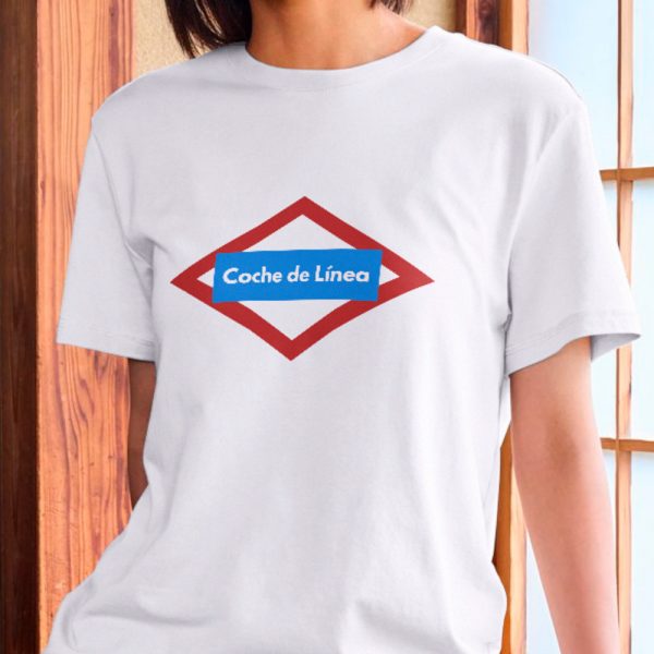 Camiseta coche de línea con diseño gráfico y frase rural de inspiración nostálgica.