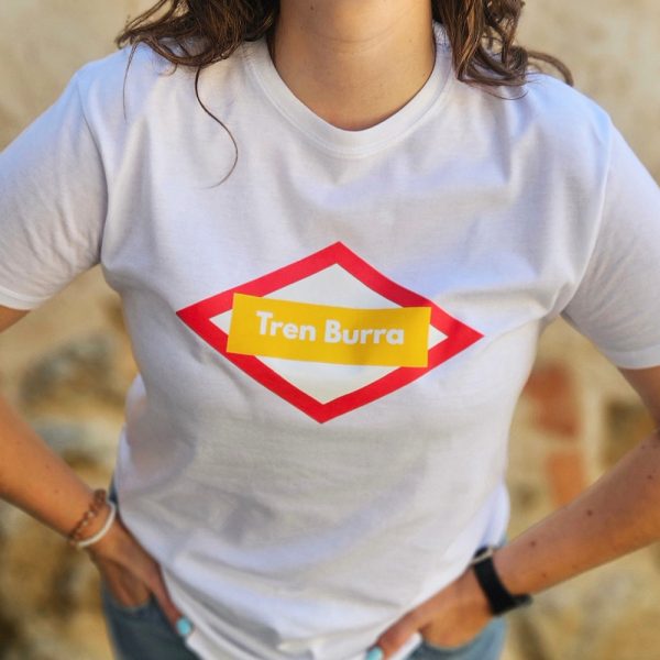 Camiseta tren burra con diseño irónico tipo metro y referencia al transporte rural tradicional.