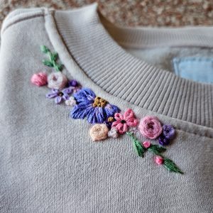 Sudadera bordada artesanal hecha a mano por Olandía Crea.