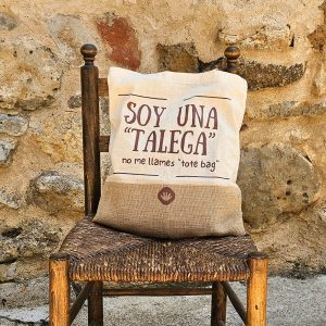 Bolsas de tela con frases y diseño artesanal rural