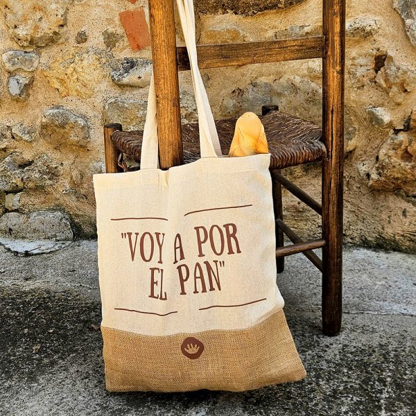 Bolsas de tela con frases y diseño artesanal rural