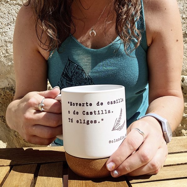 Taza con frase “Moverte de casilla o de Castilla, tú eliges”, diseño rural original.