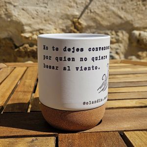 Taza creativa con frase de escritora, perfecta para café o té.