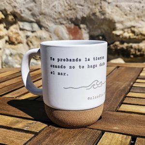 Taza con frase “Ve probando la tierra cuando no te haga daño el mar”, diseño artesanal y rural.