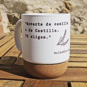 Taza con frases poéticas, diseñada para tus momentos literarios.
