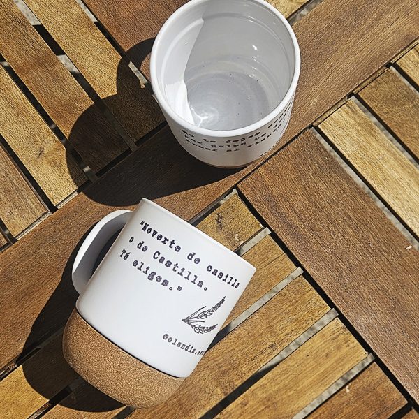 Taza con mensaje rural creativo y diseño original.