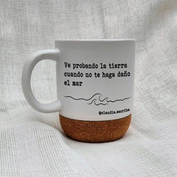 Taza literaria con frase poética – Ideal para escritoras