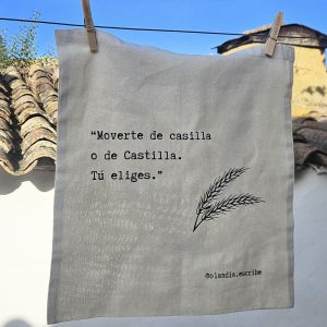Tote bag artesanal con diseño de escritora y frase literaria.