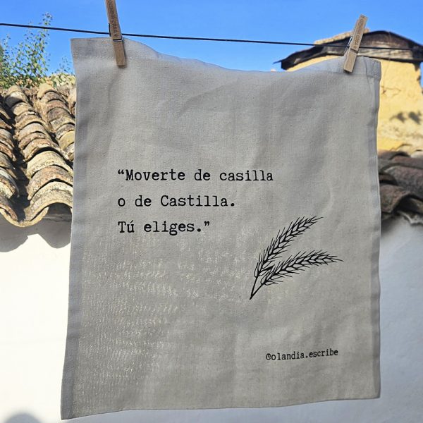 Tote bag artesanal con diseño de escritora y frase literaria.