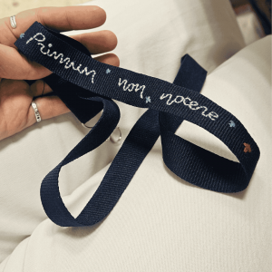 Lanyard bordado "Primum non  nocere" - sanitarios